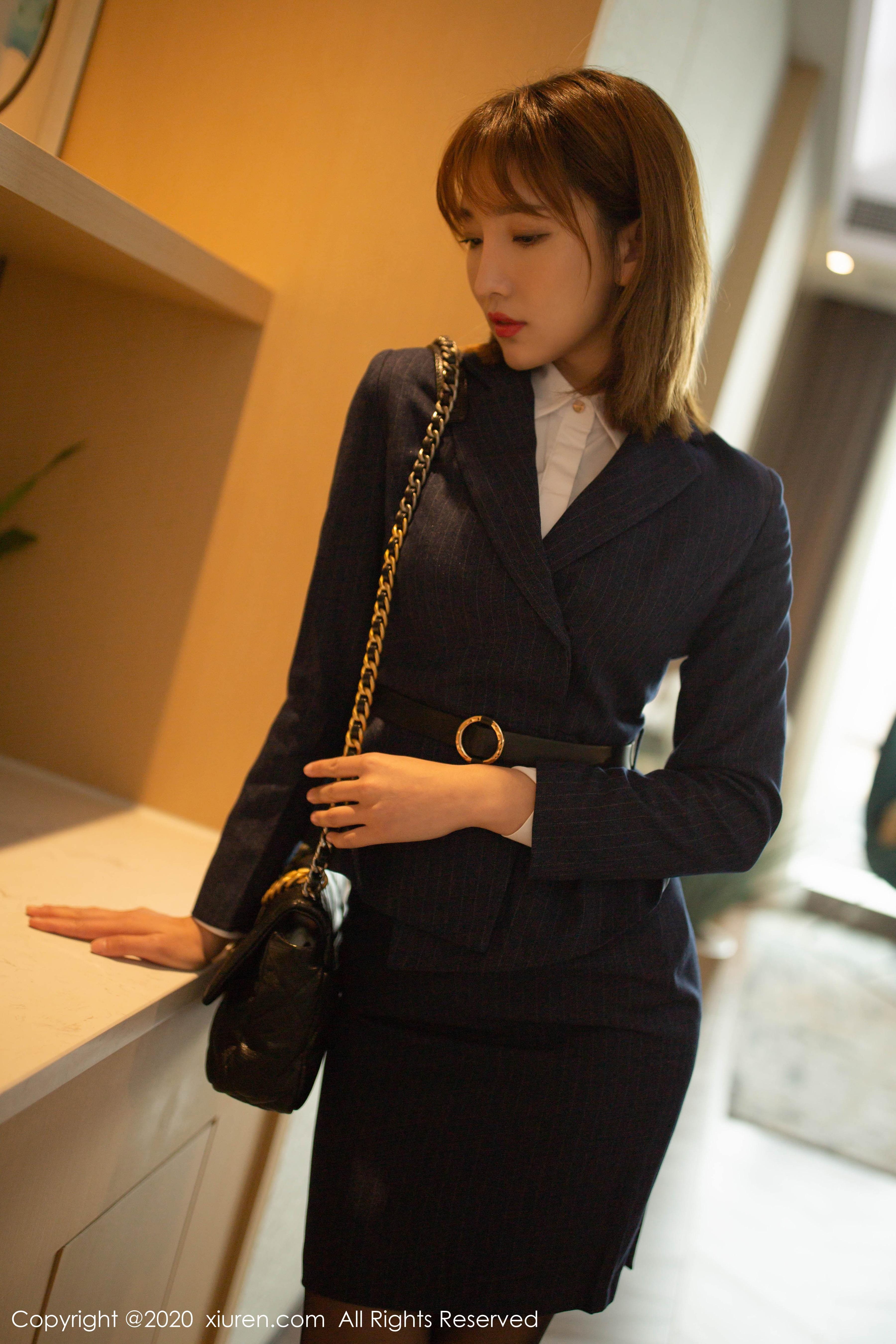 条纹西装制服